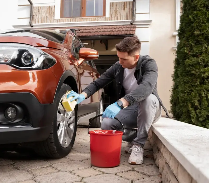 Lavage auto à domicile Pouant : professionnel intervenant sur un véhicule